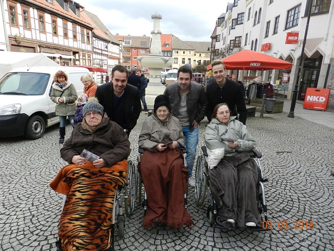 Popgruppe besuchte Bleicher&ouml;der Wochenmarkt (Foto: Stefan Peter)