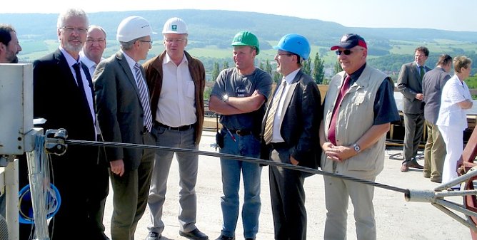 Erkl&auml;rungen auf der Br&uuml;cke (Foto: CDU)