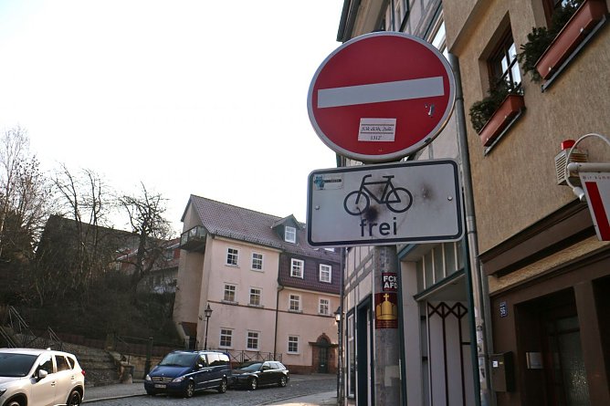 Das Schild soll weg, die Einbahnstra&szlig;enregelung in der Altstadt auch f&uuml;r Radfahrer gelten, meint ein Anwohner (Foto: Angelo Glashagel)