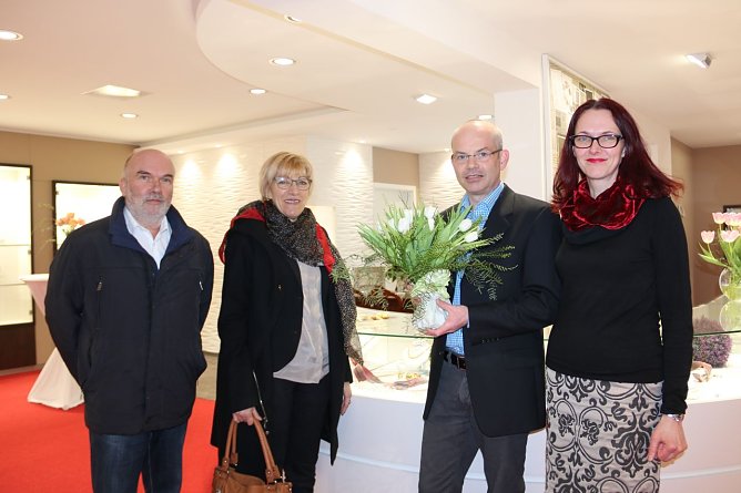 Peter Spannaus und Renate Gruben begr&uuml;&szlig;ten Alexander N&uuml;&szlig;le und seine Frau Diana (v.l.n.r.) als neue Mieter.  (Foto: St&auml;dtische Wohnungsbaugesellschaft Nordhausen)