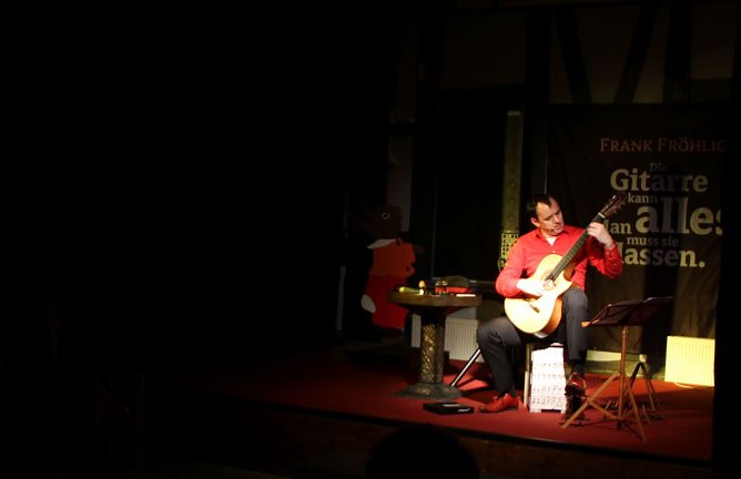 Auftakt f&uuml;r den Nordh&auml;user "Tatort: Kultur" - Gitarrenk&uuml;nstler Frank Fr&ouml;hlich bespielte den Tabakspeicher (Foto: Angelo Glashagel)