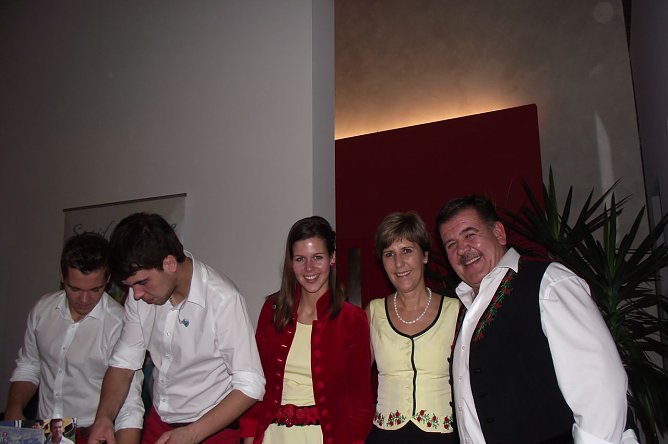 Ein L&auml;cheln f&uuml;r die nnz: Melanie Oesch&acute;s mit ihren Eltern Hansueli und Annemarie und ihren Br&uuml;dern Kevin und Mik (Foto: Kurt Frank)