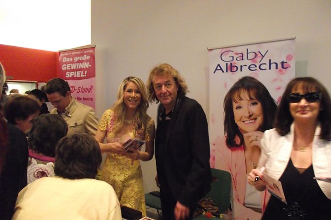 Simone & Charly Brunner gaben flei&szlig;ig Autogramme.� (Foto: Kurt Frank)