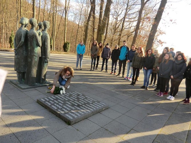 Die Klasse 10b des Bleicher&ouml;der Schiller Gymnasiums zu Besuch in der Gedenkst&auml;tte Mittelbau-Dora (Foto: Schiller Gymnasium Bleicherode)
