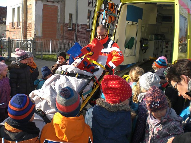Die Johanniter fuhren bei der Ilfelder "Rappelkiste" mit dem Einsatzfahrzeug vor (Foto: Johanniter / Sabine Jentho)