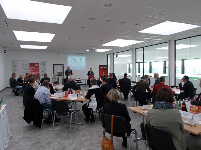 Sebastian Gerecke, Gesch&auml;ftsinhaber von ATURIS, er&ouml;ffnet vor &uuml;ber 40 F&uuml;hrungskr&auml;ften das diesj&auml;hrige Unternehmertraining in der Skoda Autowelt Peter in Nordhausen (Foto: Anne-Kristin Liebenrodt)