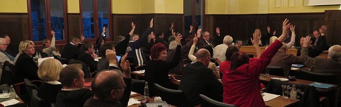 Diesen Kreistagsmitgliedern ist das Sparen v&ouml;llig egal: Parteiinteresse, koste es, was es wolle. In diesem Fall mal locker 100.000 Euro mehr. (Foto: nnz)