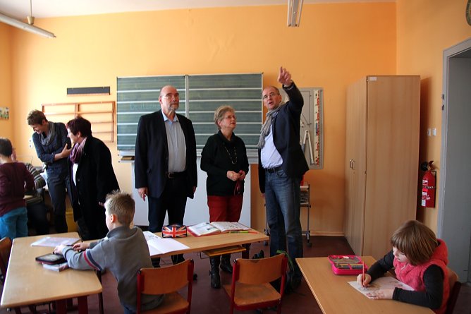 Uta Morgenstern, Schulsozialarbeiterin Annika Lier (Frohe Zukunft e.V.), B&uuml;rgermeister Wolfgang Morgenstern, Schulleiter Helmut Herntrich, Matthias Jendricke, Hans-Georg M&uuml;ller (Schulverwaltungsleiter) Stellvertretende Schulleiterin Borjana Venth vor einer Sch&uuml;lerarbeit (Foto: Pressestelle Landratsamt)