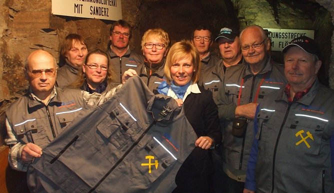 Trendige Weste &uuml;bergeben (Foto: L. Schubert)