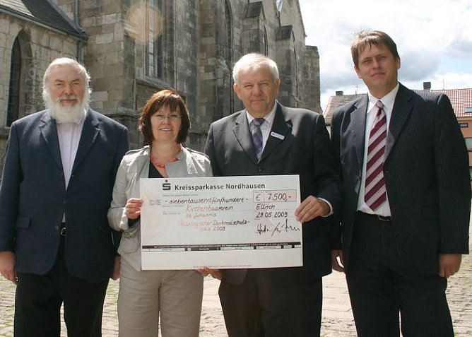 Scheck übergeben (Foto: KSK) Scheck übergeben (Foto: KSK)