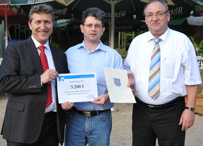 Scheck übergeben (Foto: Urban) Scheck übergeben (Foto: Urban)