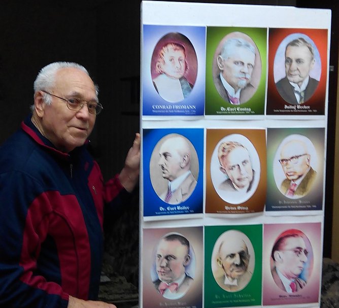 Klaus Pfand vor seiner Galerie der Nordh&auml;user Stadtoberen. (Foto: Kurt Frank)