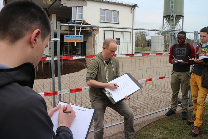 Lars Reuning erklärte seinen Studenten die Entstehung der Erdfälle (Foto: Angelo Glashagel) Lars Reuning erklärte seinen Studenten die Entstehung der Erdfälle (Foto: Angelo Glashagel)