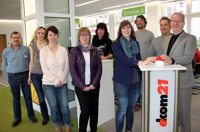 Heute erfolgte die symbolische Inbetriebnahme des neuen Systems durch die Fachgebietsleiterin des BSZ Sandra Hesse und Stephan Gscheidle von der betreuenden EDV-Firma ekom21.  (Foto: Pressestelle Landratsamt)