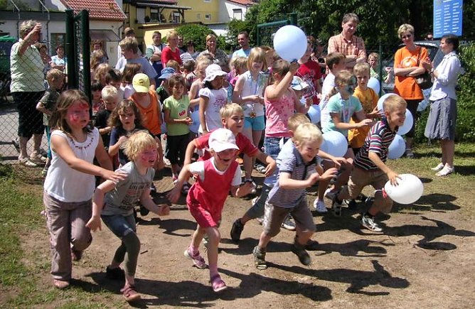 Spielplatz wurde eröffnet (Foto: Förderverein) Spielplatz wurde eröffnet (Foto: Förderverein)