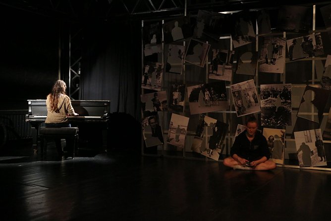 Carolin K&uuml;hner und Joy Kammin lie&szlig;en Roas Glasers Lieder aus Auschwitz erklingen (Foto: Angelo Glashagel)