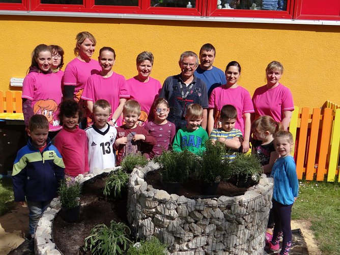 Ein Kr&auml;uterbeet f&uuml;r die KITA am Lohmarkt - errichtet durch die Mitarbeiter der Kreissparkasse (Foto: Sarah Hoffmeister)