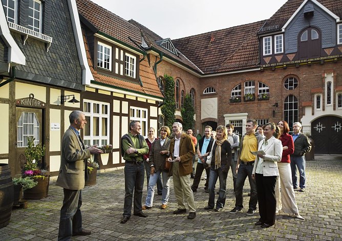 Besuchergruppen betreuen (Foto: Traditionsbrennerei)