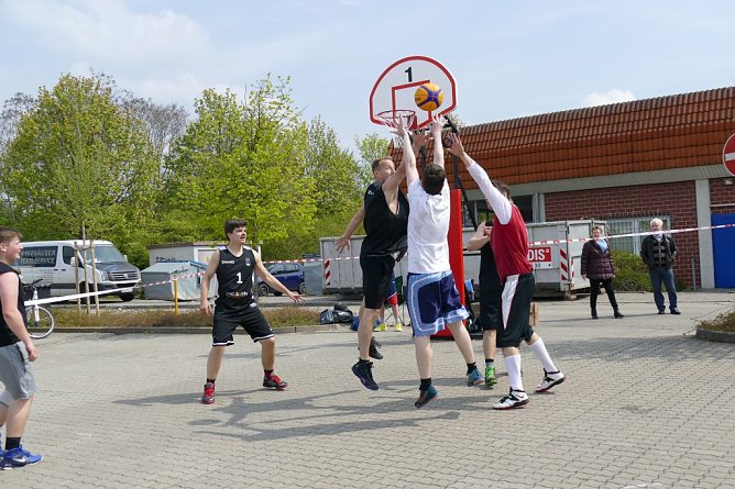 Streetball in Artern – Erfolgsgeschichte im 23. Jahr (Foto: Landratsamt Kyffhäuserkreis) Streetball in Artern – Erfolgsgeschichte im 23. Jahr (Foto: Landratsamt Kyffhäuserkreis)