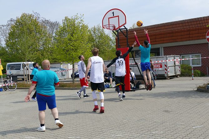 Streetball in Artern – Erfolgsgeschichte im 23. Jahr (Foto: Landratsamt Kyffhäuserkreis) Streetball in Artern – Erfolgsgeschichte im 23. Jahr (Foto: Landratsamt Kyffhäuserkreis)