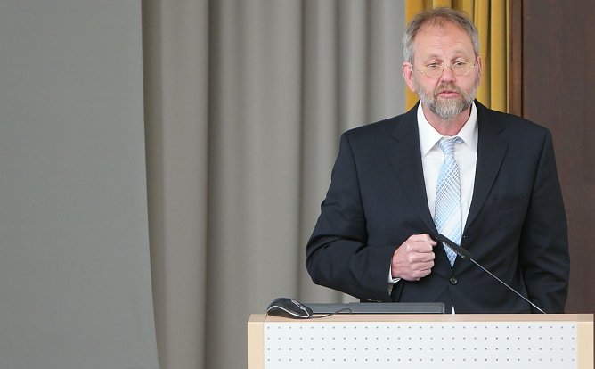 Prof. Fl&uuml;ggen bei seinen Ausf&uuml;hrungen (Foto: nnz)