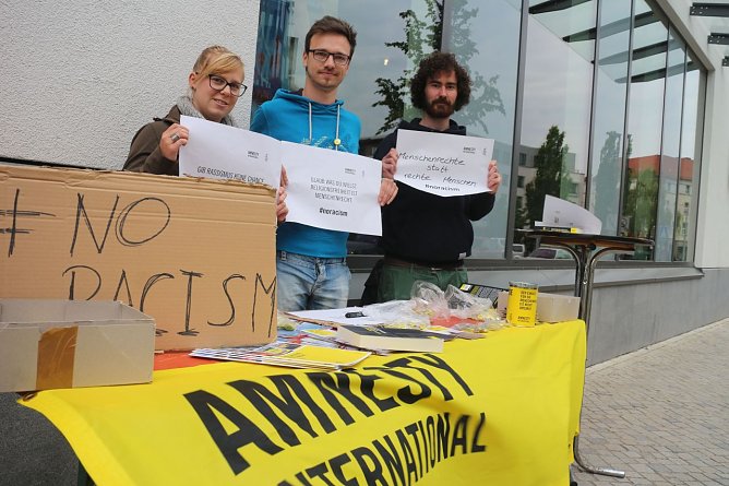 Sei kein Rassist, sei ein Panda - Aktion der Nordh&auml;user Ortsgruppe von Amnesty International (Foto: Angelo Glashagel)