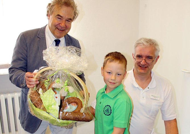 Dr. Holger Mellerowicz, Chefarzt f&uuml;r Kinderorthop&auml;die der HELIOS Klinik Berlin-Zehlendorf, freute sich &uuml;ber die &Uuml;berraschung von Dr. Steffen Kohler vor der Behandlung des kleinen Joschua. (Foto: Helios Bleicherode)