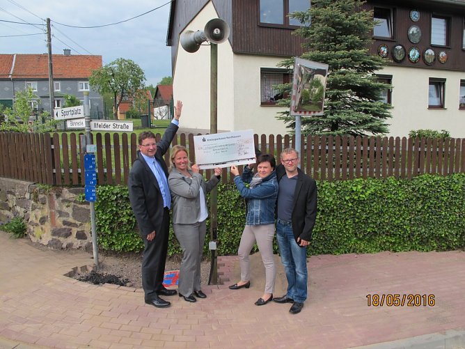 Hoch erfreut zeigte sich die stellvertretende Vorsitzende des F&ouml;rderverein Ortsentwicklung Appenrode, Katja Hartung, als Nadine Klapproth und Thomas Seeber von der Kreissparkasse Nordhausen den Scheck &uuml;ber 1750,00 � aus der Vereinsinitiative Gut.Vereint. &uuml;berbrachten. (Foto: Ingmar Flohr)