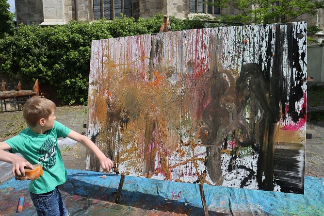 Actionpainting an der Jugendkunstschule (Foto: Angelo Glashagel)