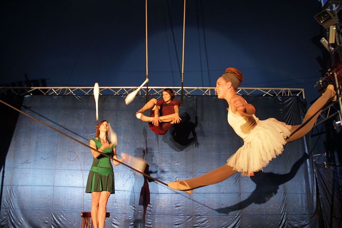 v.l.: Anni K&uuml;pper, Roxana K&uuml;wen und Melanie Hagedorn zeigten am Boden und in der Luft Kunstst&uuml;cke zum staunen (Foto: Angelo Glashagel)