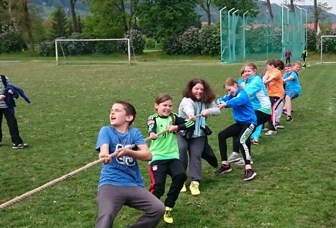 Highlight des Sportfestes der Regelschule Löwentor war das Tauziehen (Foto: Jana Kleinewalther) Highlight des Sportfestes der Regelschule Löwentor war das Tauziehen (Foto: Jana Kleinewalther)
