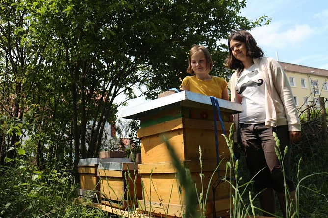 Talea und Laura sind angehnde Imkerinnen (Foto: Angelo Glashagel)