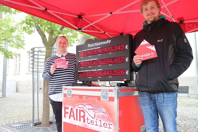 DGB Aktion auf dem Rathausplatz - wir brauchen die Gleichbesteuerung f&uuml;r alle (Foto: Angelo Glashagel)