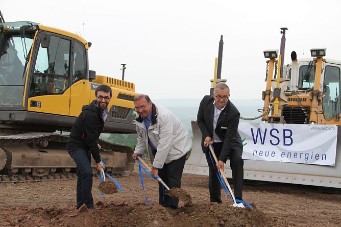 v.l.: Markus Brogsitter, Joachim Le&szlig;ner und J&ouml;rg Hempel beim Spatenstich f&uuml;r den Windpark Wipperdorf (Foto: Angelo Glashagel)
