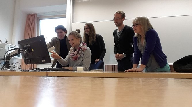 Das Projektteam HandsOf.Me bespricht mit Dr. Manuela Kahle erste Ideen. (Foto: Tina Bergknapp)