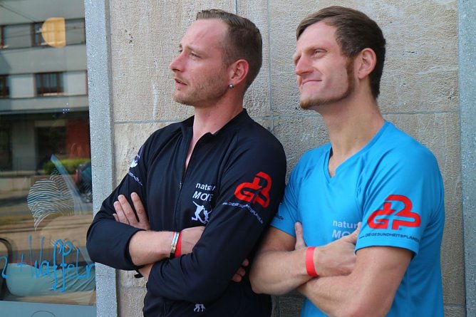 Thomas Schmidt und Mark Amling begr&uuml;&szlig;ten die G&auml;ste mit zwei kleinen &Uuml;bungen (Foto: Angelo Glashagel)