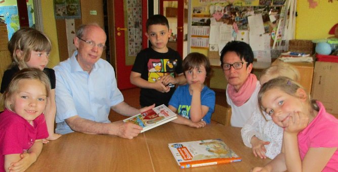 Dietrich Rose brachte B&uuml;cher mit (Foto: privat)