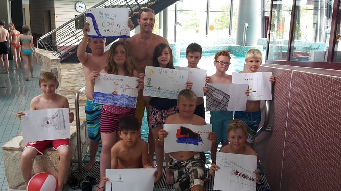 Die Kinder des Jugendclubs aus Ost bekamen dank ihrer sch&ouml;nen Bilder freien Eintritt im Badehaus (Foto: M. K&uuml;hlewind)