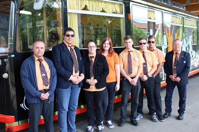 Ausbilder Stefan L&auml;nger und Lehrfahrer Lutz Eisenhardt gratulierten Steven Gro&szlig;hennig, Evelyn Sehnert, Maria P&ouml;hler, Sebastian Kipcke, Dominik Setzer und Konstantin Schalke zur bestandenen Ausbildung zum Triebwagenfahrer f&uuml;r Stra&szlig;enbahnen (Foto: Verkehrsbetriebe Nordhausen)