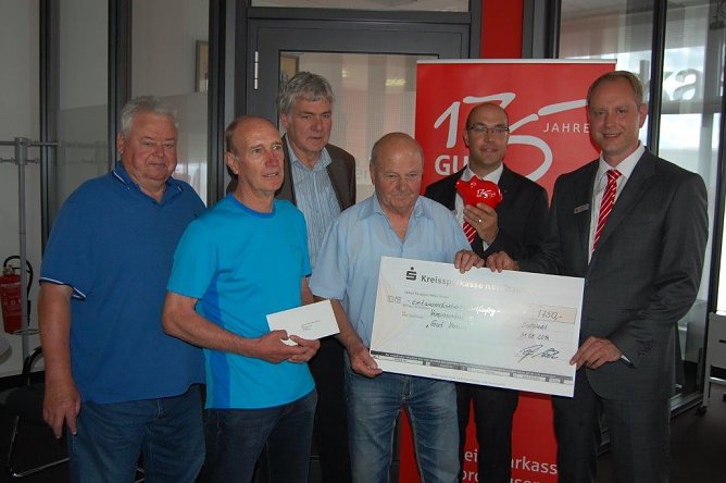 Durch die Vertreter der Kreissparkasse Nordhausen, Herrn Gr&auml;ser und Herrn R&uuml;diger, wurde dem Vorstand des F&ouml;rdervereines in Anwesenheit des B&uuml;rgermeisters Herrn Adam ein Scheck &uuml;ber 1750 � &uuml;bergeben (Foto: P. Pfohl)