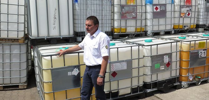 Gerd Jung vor einem Teil der Wasserbeh&auml;lter (Foto: nnz)