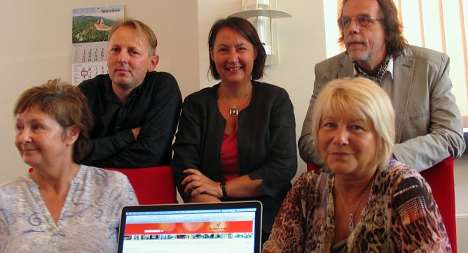 Vorn: Rosemarie Hilger vom Kulturamt und Hannelore Haase. Hinten: Volker Franke, Susanne Hinsching und J&uuml;rgen Rennebach - jeweils von links (Foto: I. Bergmann, Stadt Nordhausen)