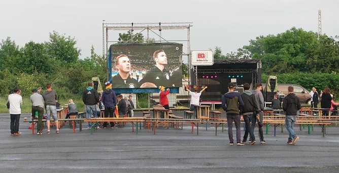 Rund 50 Fans kamen beim Anpfiff zum Public Vieiwing (Foto: nnz)