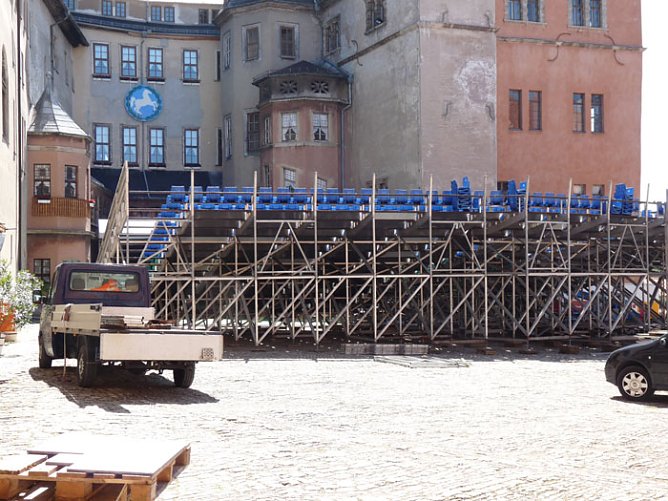 Aufbau Tribüne (Foto: Karl-Heinz Herrmann) Aufbau Tribüne (Foto: Karl-Heinz Herrmann)