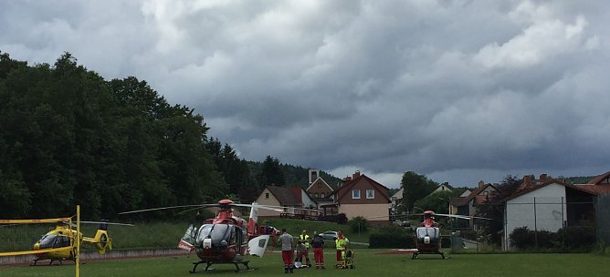 Reizgas an der Oberschule Bad Sachsa. Um die verletzten Sch&uuml;lerinnen und Sch&uuml;ler vor Ort untersuchen und sichten zu k&ouml;nnen waren 5 Not&auml;rzte, die zum Teil mit 3 Rettungshubschraubern eingeflogen wurden, vor Ort im Einsatz. (Foto: Kreisfeuerwehrverband Osterode am Harz e.V.)