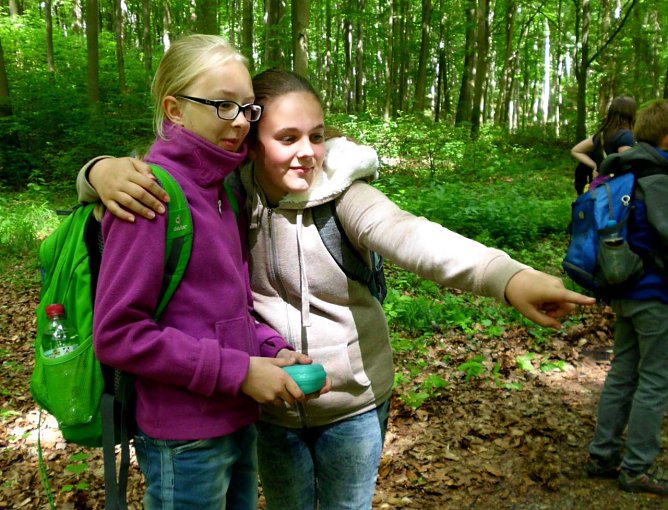 Marlene und Sophie entdecken Waldmeister im FFH-Gebiet Kammerforst. (Foto: Daniela Hottenroth) Marlene und Sophie entdecken Waldmeister im FFH-Gebiet Kammerforst. (Foto: Daniela Hottenroth)
