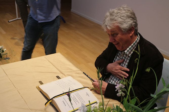 "Ein Freund unserer Stadt und ihrer Kinder" - der Musiker Rolf Zuckowski durfte sich heute in das goldene Buch der Stadt eintragen (Foto: Angelo Glashagel)