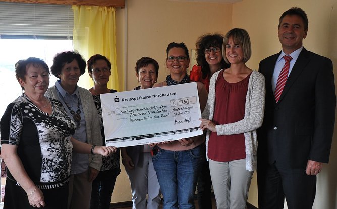 Geld &uuml;bergeben (Foto: KSK)