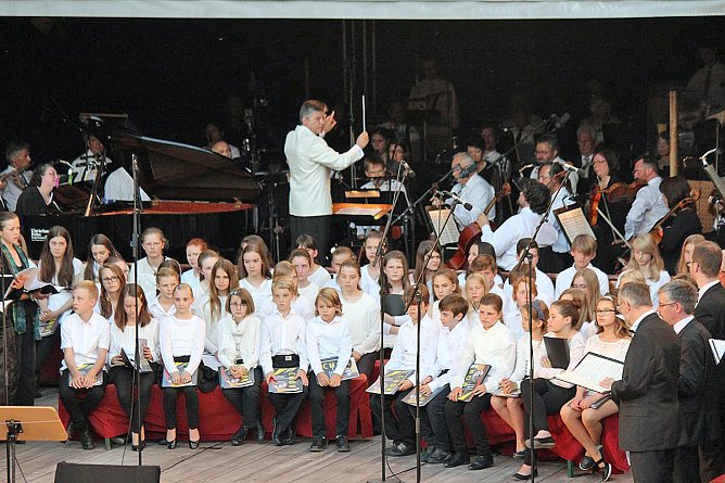 Monumental: Carmina Burana (Foto: Karl-Heinz Herrmann) Monumental: Carmina Burana (Foto: Karl-Heinz Herrmann)