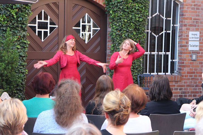 Sabine Kolbe und Kerstin Otto alias "Fabula Drama" gastierten gestern wieder in Nordhausen (Foto: Angelo Glashagel)
